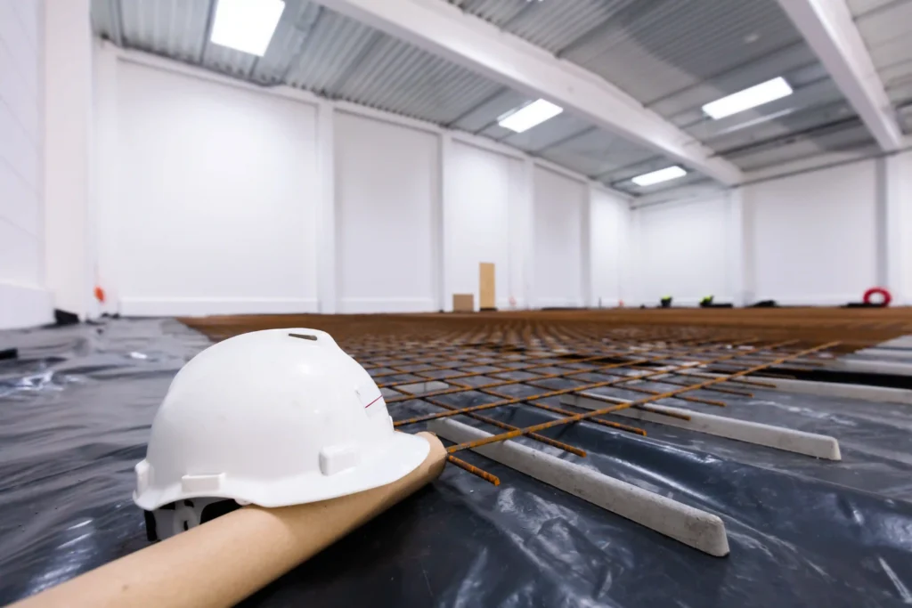CONSTRUCCIÓN LLAVE EN MANO DE INSTALACIONES INDUSTRIALES 1 Montaje de maquinaria: Potencia tu producción con nuestro montaje de maquinaria de clase mundial. ¡Eficiencia y precisión en cada ensamblaje!